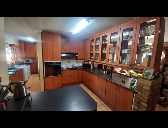 3 BEDROOM HOUSE FOR SALE IN PRETORIA GARDENS